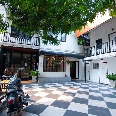 The Hidden House Hostel Bangkok Exterior photo