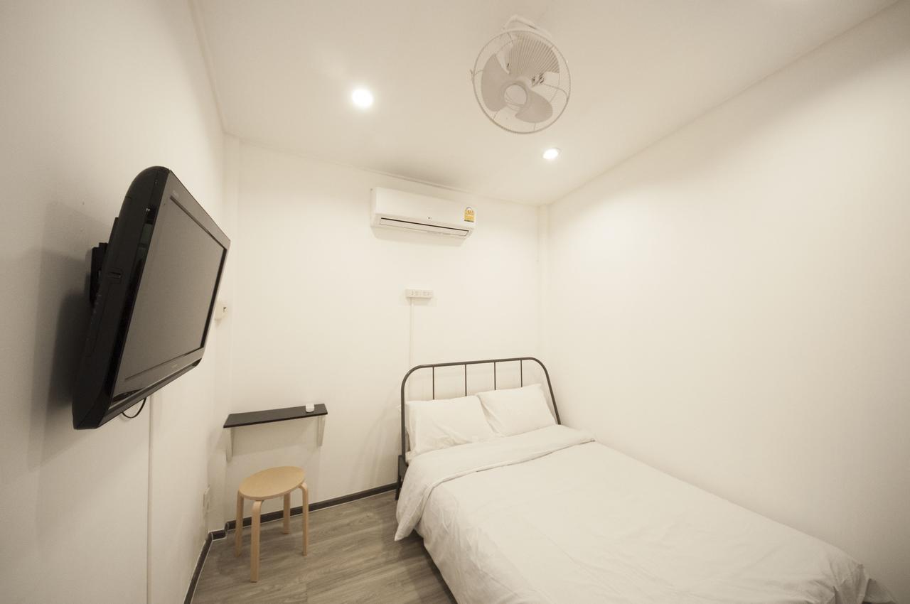 The Hidden House Hostel Bangkok Exterior photo