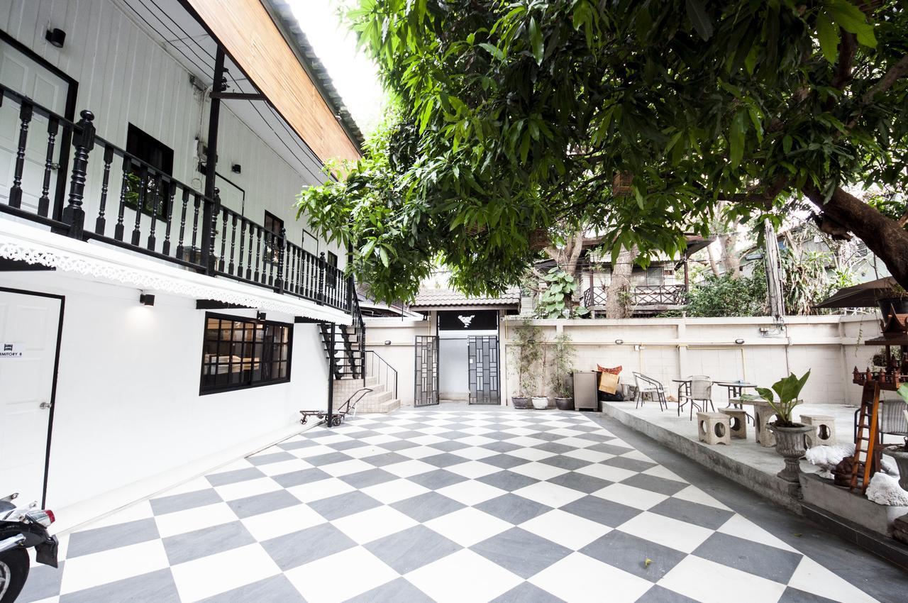 The Hidden House Hostel Bangkok Exterior photo