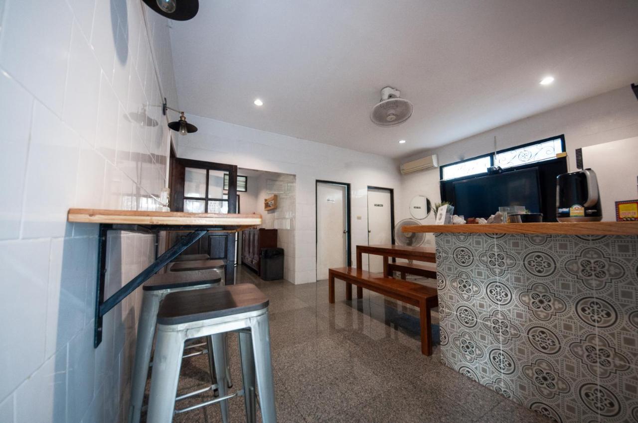 The Hidden House Hostel Bangkok Exterior photo