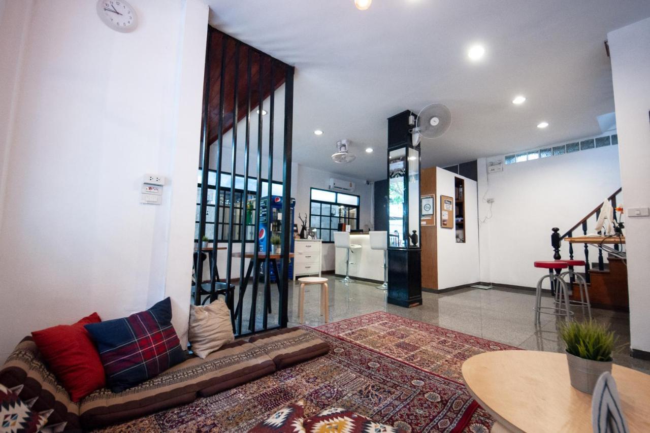 The Hidden House Hostel Bangkok Exterior photo