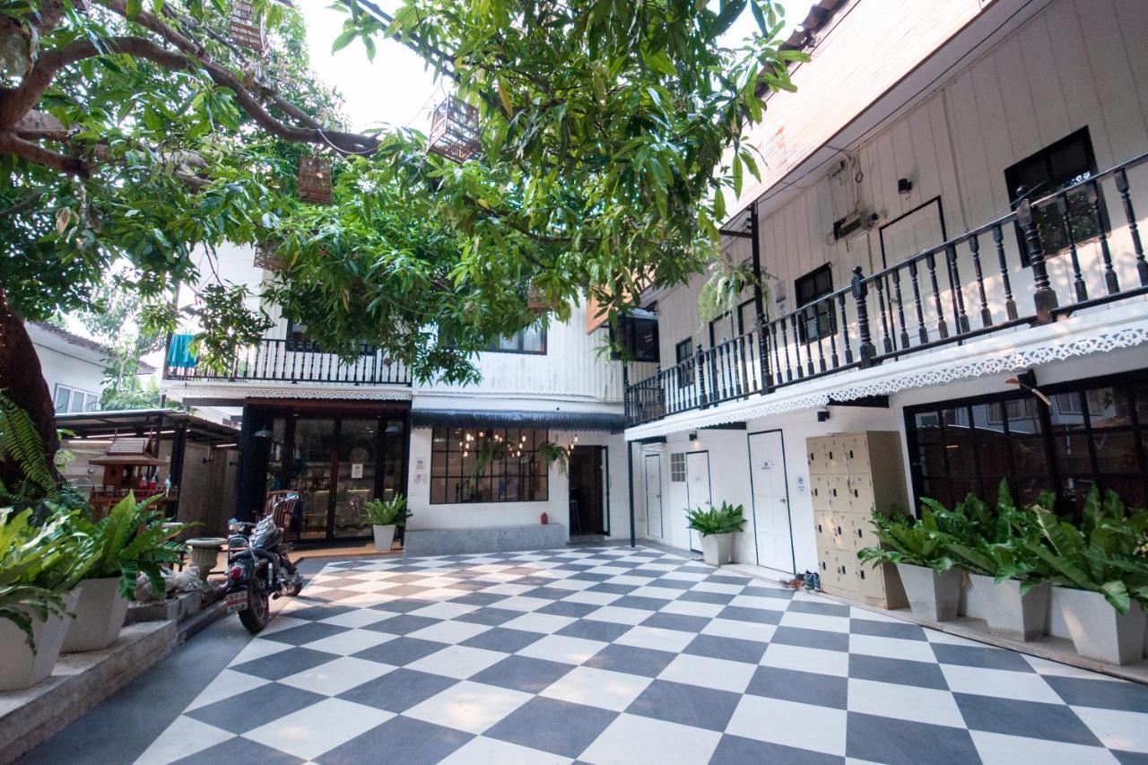 The Hidden House Hostel Bangkok Exterior photo