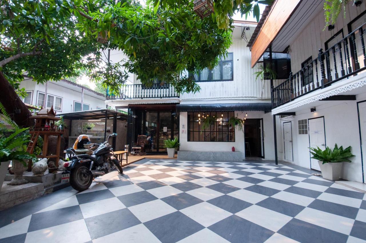 The Hidden House Hostel Bangkok Exterior photo