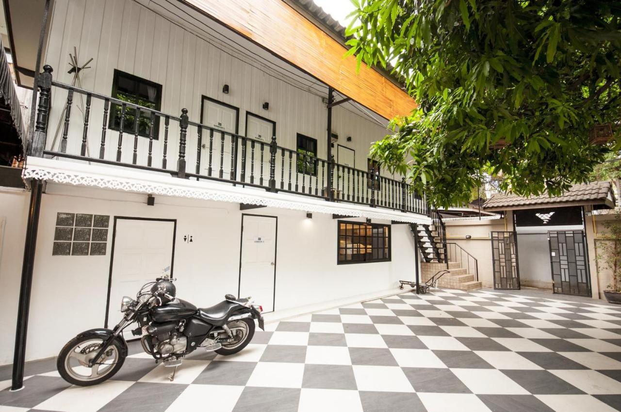 The Hidden House Hostel Bangkok Exterior photo