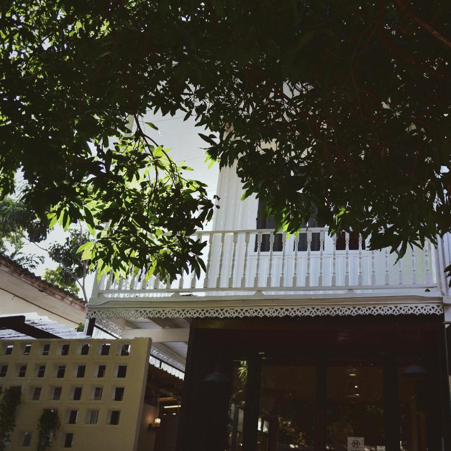 The Hidden House Hostel Bangkok Exterior photo